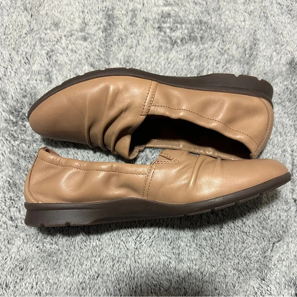 Clarks Womans LeatherSlip On Tan Flat Jenette Ruby Loafer size 8.5 Casual Office - Picture 4 of 7